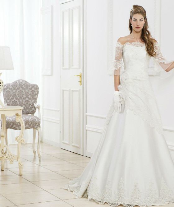 L 294 Abito da sposa con scollo omerale di Saten e pizzo ricamato 